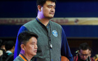 上海男篮勇夺冠军荣耀，古德温激情庆祝，王哲林高举冠军鼎引发全场欢呼，姚明深情注视见证辉煌时刻