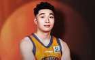 赛季结束后上海男篮10名主力球员合同到期，球队面临重大人员调整，谁将留下续签，谁又将离队另谋出路？